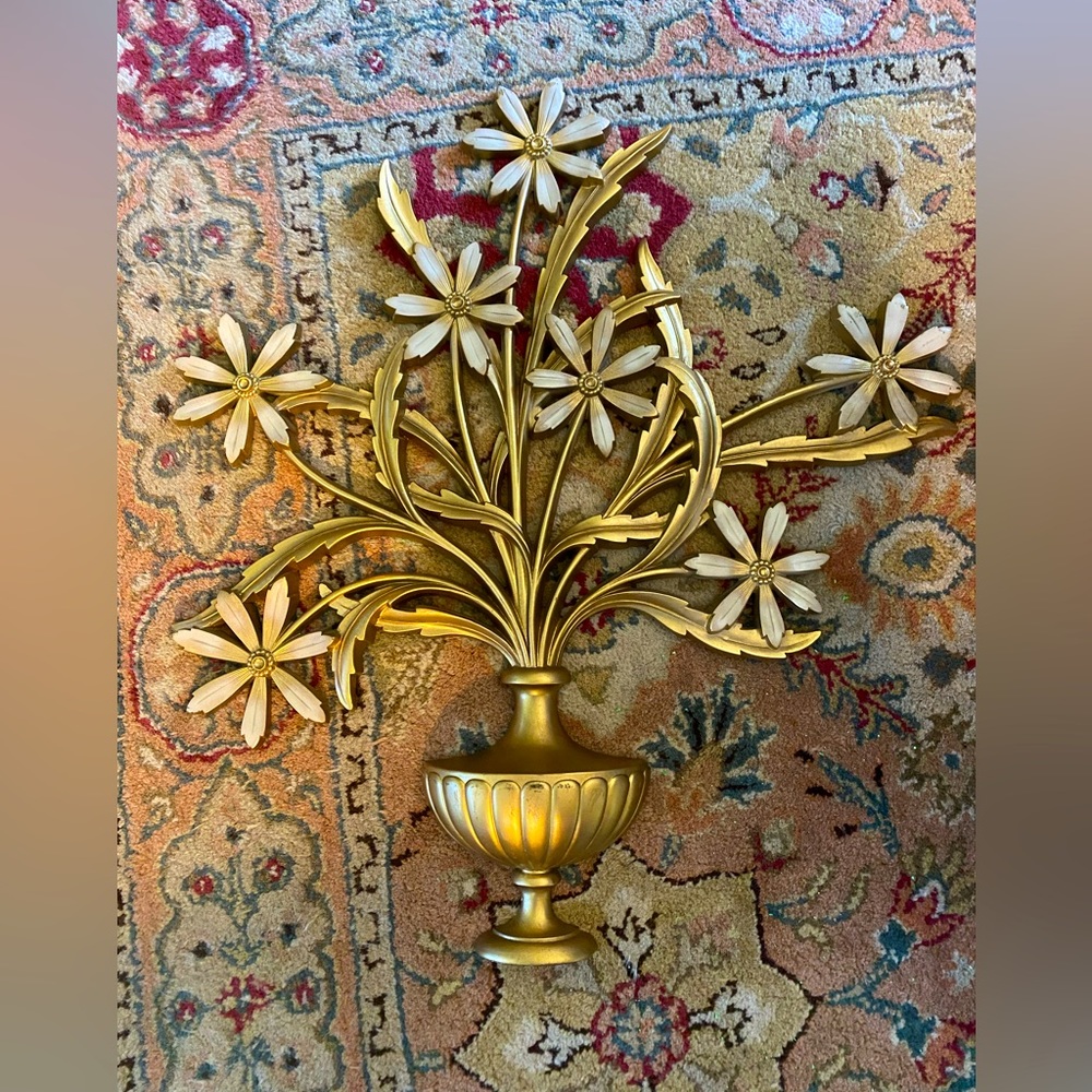 SYROCO LARGE GILDED FLORAL ARRANGEMENT WALL HANGING - GOLD & WHITE.